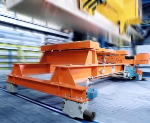 Travel unit combination with offset geared motors and DRS wheel blocks: rail-guided trolley for the transport of aluminium bars at ground level.