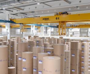 采用机械夹钳实现自动化纸卷储存