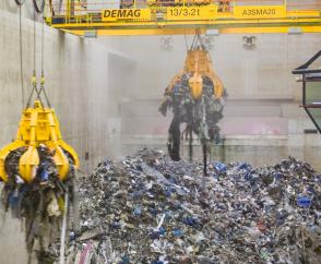 在垃圾存储池可全天候运行的两台全自动特种起重机