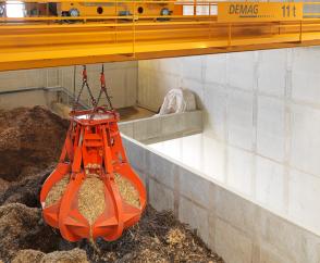 在垃圾焚烧厂同一高度上运行的两台特种起重机