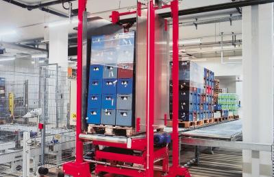 Drive system with DRS wheel blocks: distribution carriage for pallets in a store used in the beverages industry