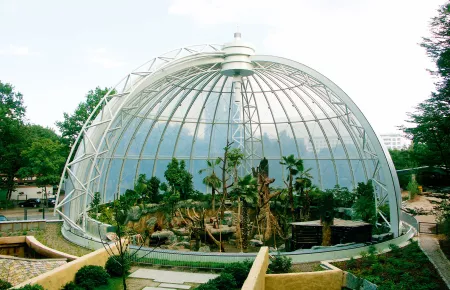 Half of the dome of the animal enclosure is installed on 15 DRS wheel blocks, of which 6 are driven by angular geared motors.