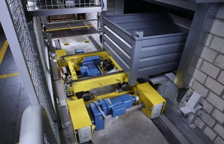 Storage system with transverse conveyor: drive solution with central drive unit and DRS wheel blocks