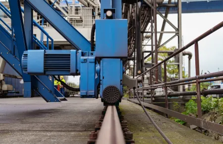 Kraftvolle Übertragung auf die Schiene: Demag Radblock DRS mit Getriebemotor.