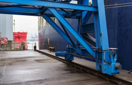Demag Antriebstechnik verfährt die Gangway bei Wind und Wetter.