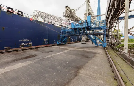 The ideal heavy-duty drive for moving a 30-tonne gangway