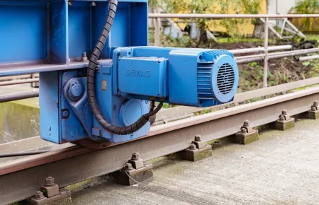 Angetrieben wird die Antriebslösung von Demag Flachgetriebemotoren.
