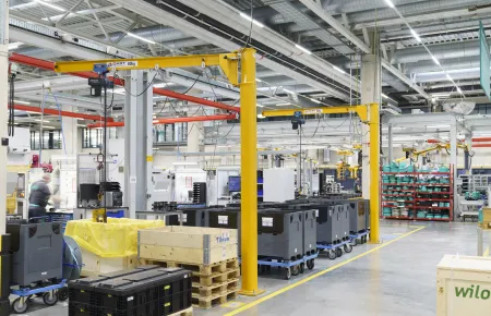 Slewing jib cranes with different hoists are suitable for picking work in assembly – from the classic chain hoist to the balancer as an assistance system.