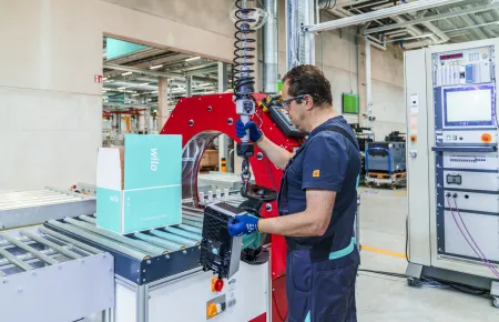 Precise positioning with the Demag DCBS chain hoist with balancer.